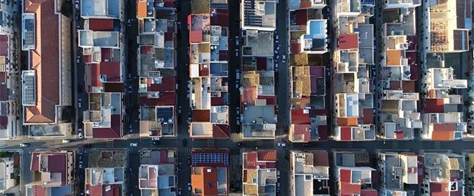 foto aérea de várias casas em quarteirões padronizados