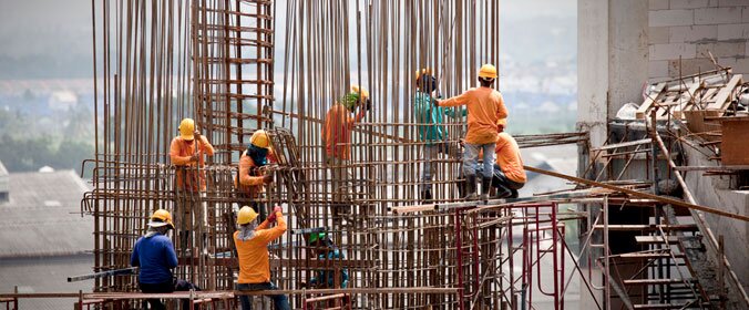 trabalhadores construindo obra