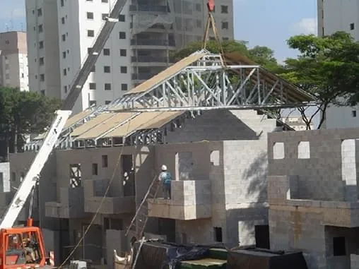 Cobertura em aço oferece praticidade e funcionalidade