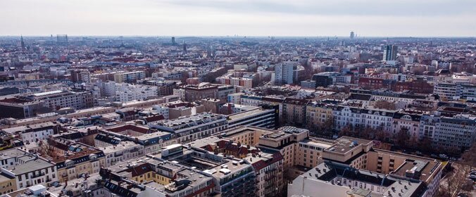 imagem aérea de uma cidade, mostrando uma série de prédios e edifícios