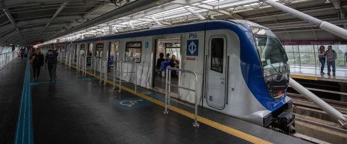 Trem do Metrô na Linha 5-Lilás