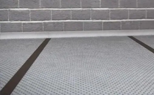 Manta acústica entre pavimentos: eficiência acústica e de compressão comprovada