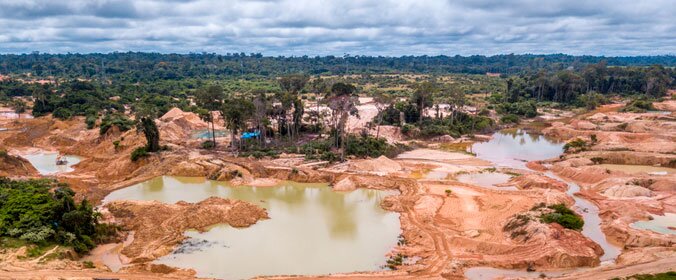 imagem panorâmica de uma mineração em que as terras estão livres, quase sem vegetação