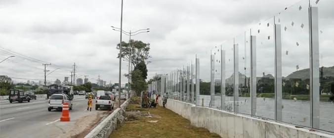 muro de concreto que divide a raia olimpica da usp e a marginal tiete é substituido por paineis de vidro 