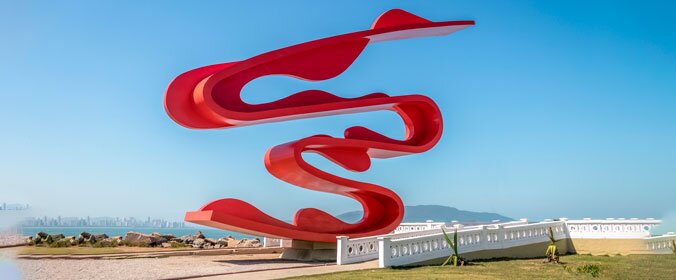 foto da escultura de tomie ohtake no novo quebra mar na cidade de santos