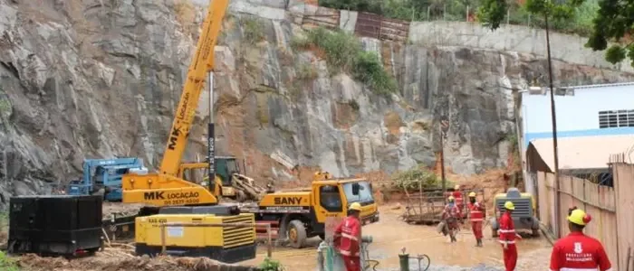 Trabalhadores e máquinas nas obras de contenção de encostas em Belo Horizonte