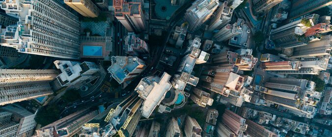 foto aérea de uma cidade com vários predios vistos de cima