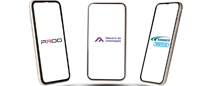 foto de três celulares, sendo que em um aparece o logo da Parceiro da Construção, no outro, da Pado, e no terceiro, da Amanco Wavin