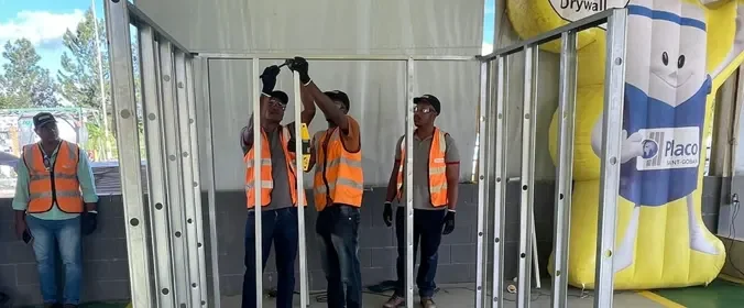 Profissionais realizando o treinamento prático do curso Placo Ensina