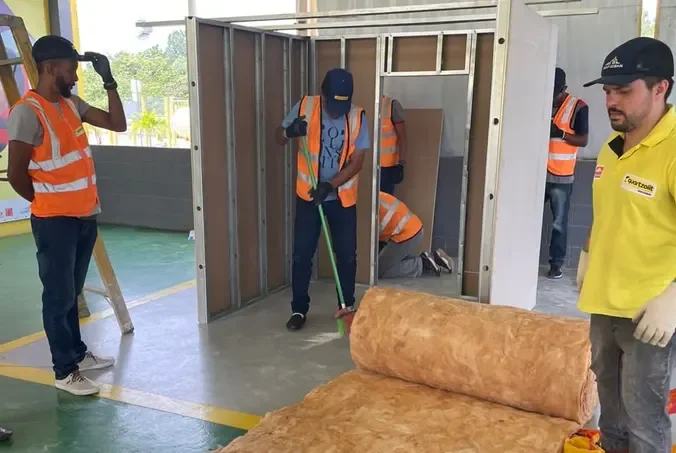 Profissionais realizando o treinamento prático do curso Placo Ensina