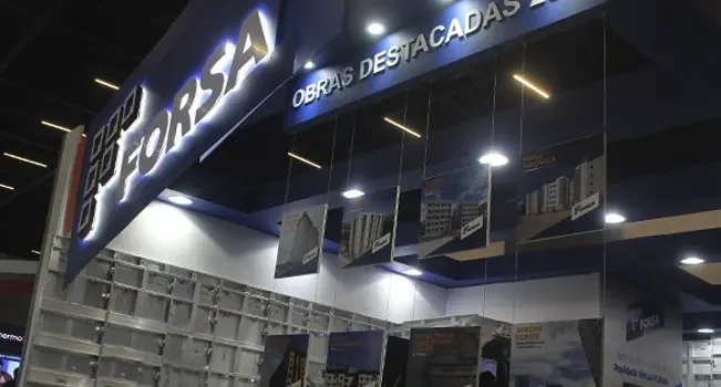 Fotos de projetos vencedores do prêmio Obras Destacadas no estande da Forsa