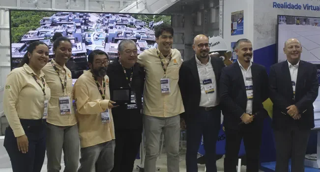 Grupo de pessoas recebendo o prêmio Obras Destacadas 2023