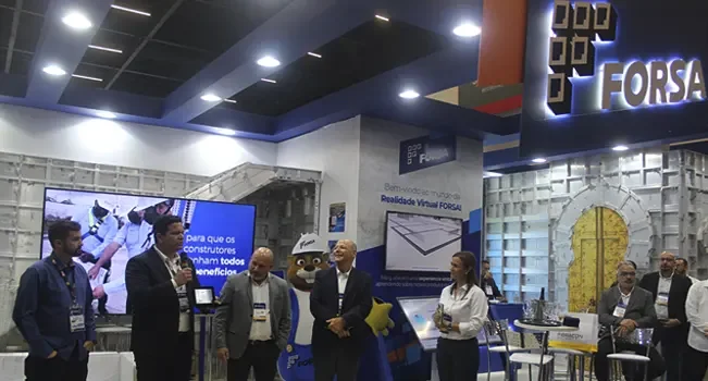 Homem recebendo prêmio Obras Destacadas 2023 no estande da Forsa, no Concrete Show