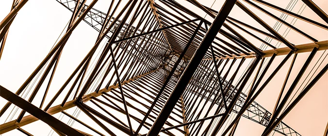 foto de uma estrutura de aço vista de baixo