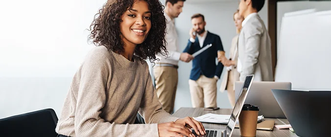 foto de uma mulher trabalhando em frente a um computador