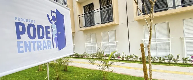 foto de uma placa com a foto do programa habitacional de SP Pode Entrar