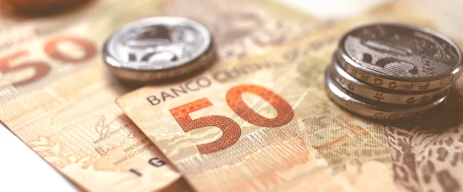 foto de cédulas e moedas do real brasileiro