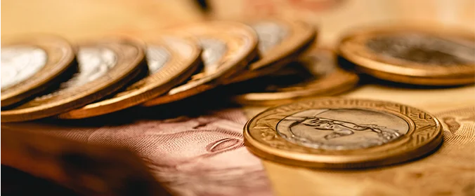 foto de várias moedas de um real 