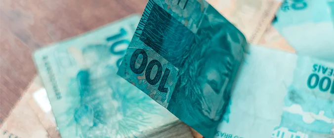 foto de cédulas de 100 reais brasileiros