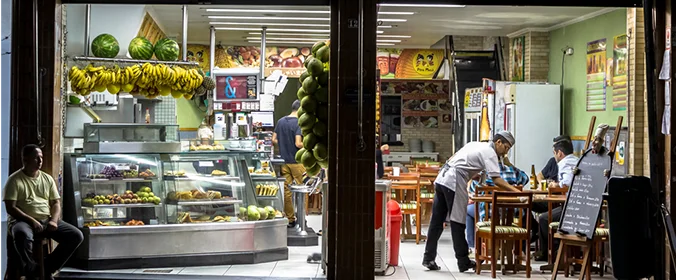 foto de um restaurante servindo alimentos aos clientes