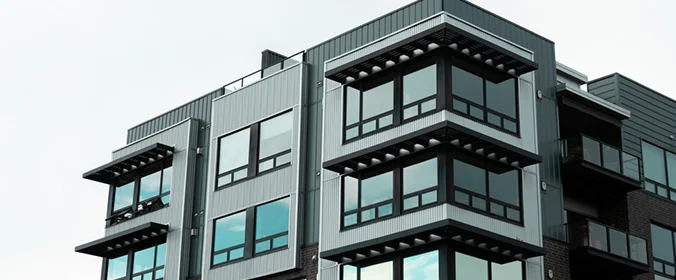 foto de um prédio com vários apartamentos, vistos de baixo