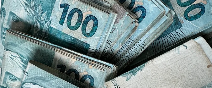 foto de várias cédulas de 100 reais