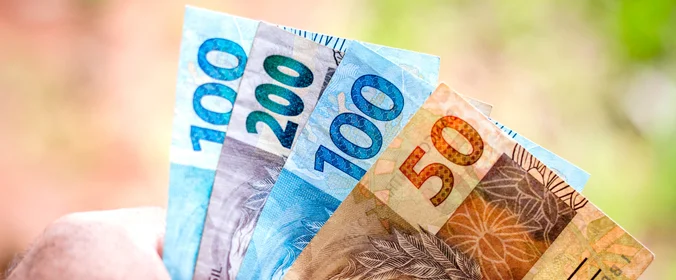 foto de várias cédulas de 50, 100 e 200 reais