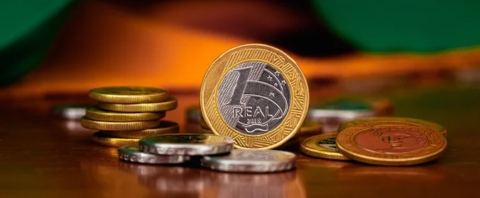 foto de moedas de 50 centavos e 1 real  