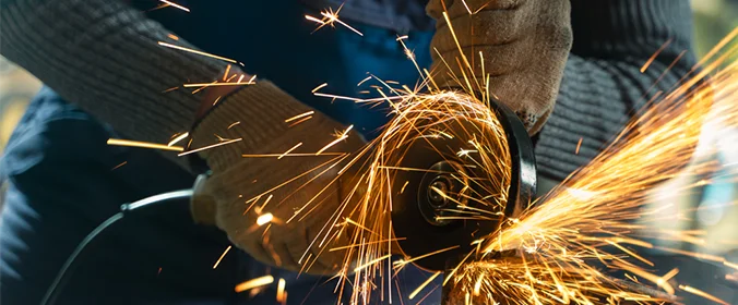 foto de uma pessoa segurando um equipamento industrial