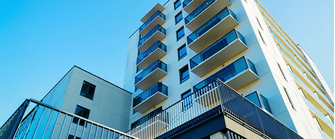 foto de um prédio visto de baixo