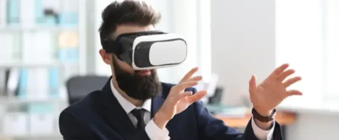 Homem com óculos de realidade aumentada