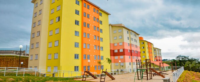 imagem do complexo do cdhu no brasil com um pequeno parque em frente