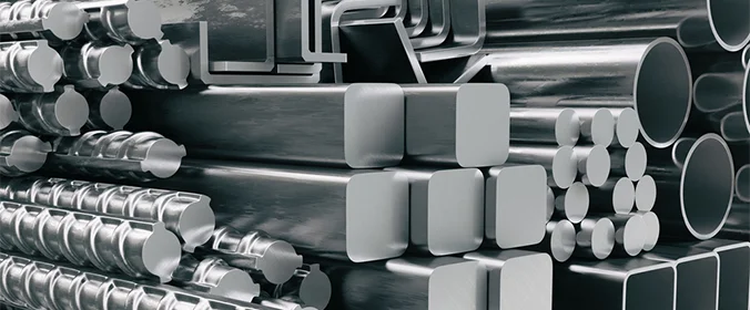 foto de vários itens de aço empilhados