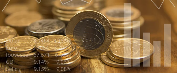 foto de várias moedas de 1 real e 25 centavos brasileiros