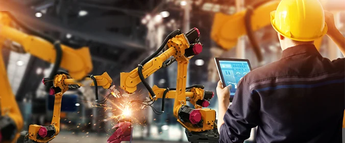 foto de uma pessoa manipulando máquinas industriais