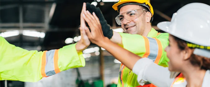 foto de três pessoas se comprimentando com uma batida de mão