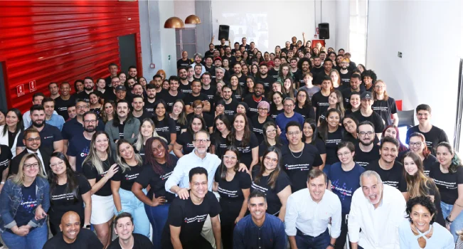 Colaboradores da Construmarket reunidos em evento que oficializa aquisição pelo Grupo Softplan