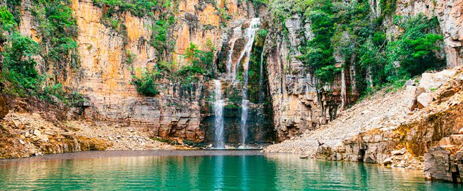 imagem de uma cachoeira em capitólio, minas gerais