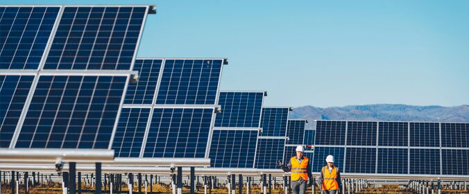 foto de usina solar com varias placas, uma atras da outra