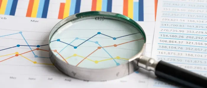 Lupa destacando gráfico que mostra a variação do IGP-M em março de 2025.