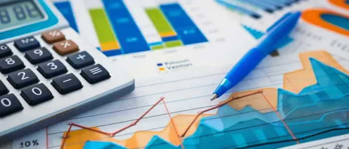 Papel com vários gráficos impressos. Sobre ele, há uma caneta azul e uma calculadora.