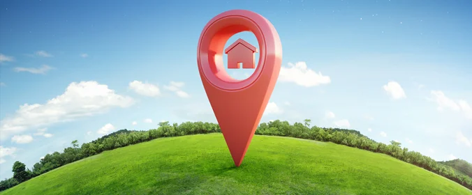 imagem de uma seta vermelha em cima de um gramado. Na seta, tem uma casa vermelha na ponta