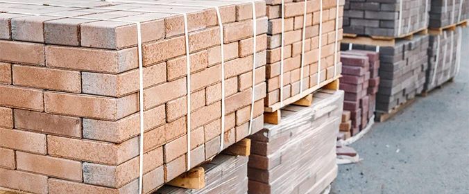 foto de um pallet repleto de tijolos