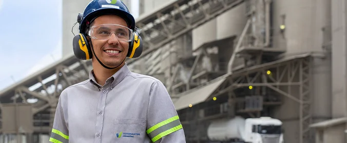 foto de um trabalhador da votorantim cimentos