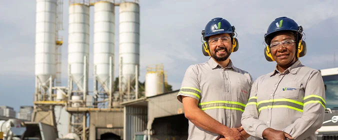 foto de trabalhadores da votorantim em primeiro plano, e a industria ao fundo
