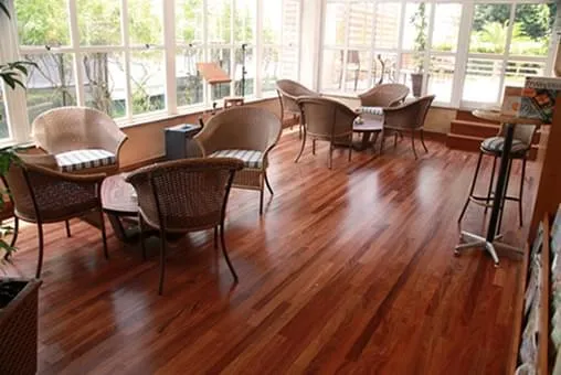 Assoalho de madeira é instalado em uma semana em contra piso úmido